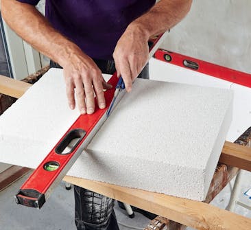 Isolere kjellervegg: Kutt en plate på midten Isolere kjellervegg: Kutt en plate på midten